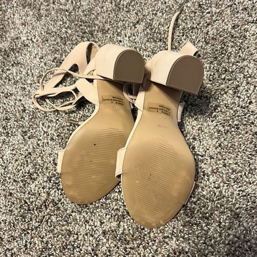 Women’s Heels - Picture 4 of 6